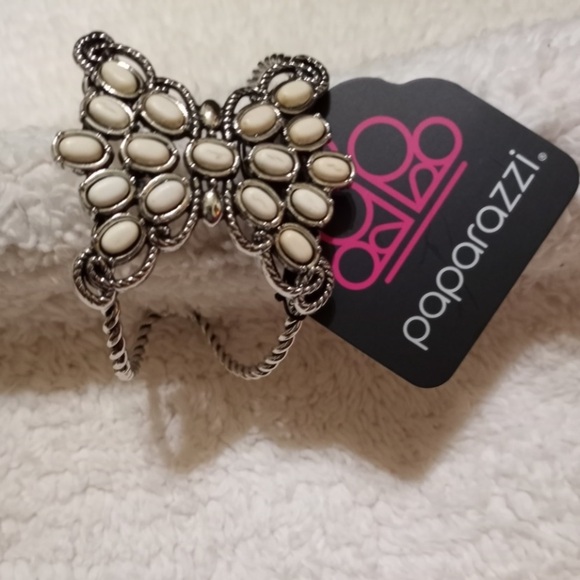 Pleasantly Plains - white - Paparazzi bracelet new - Picture 1 of 3